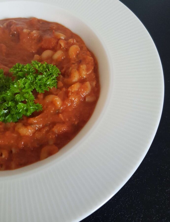 Nem tomatsuppe med pasta – opskrift på tomatsuppe med fløde.