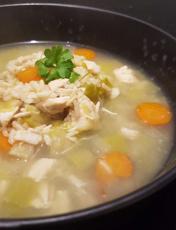 Klar suppe med kylling og hvidløgsosteflutes – lækker hønsekød suppe