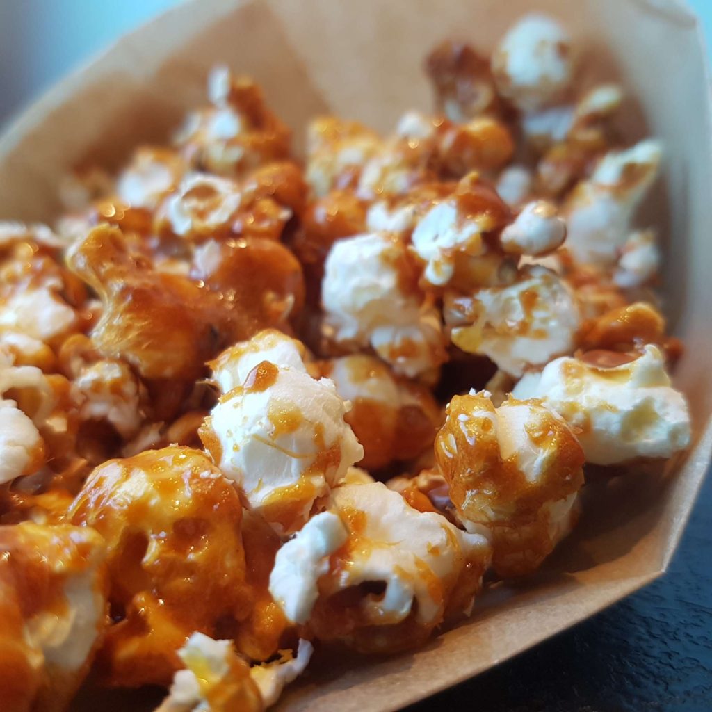 Saltet karamel popcorn lækre sprøde karameliseret popcorn opskrift.