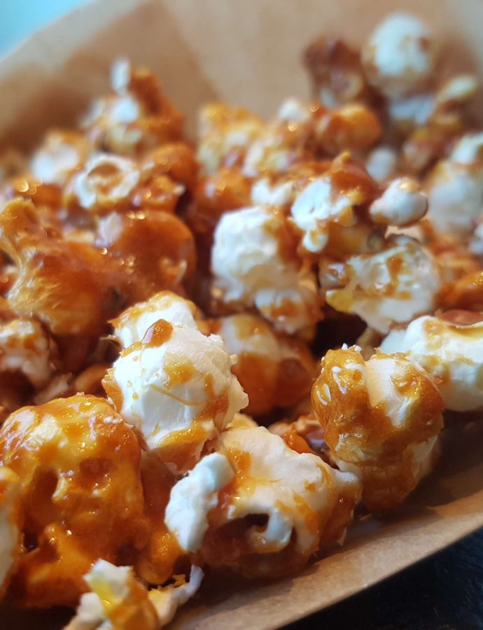 Saltet karamel popcorn – lækre sprøde karameliseret popcorn opskrift.