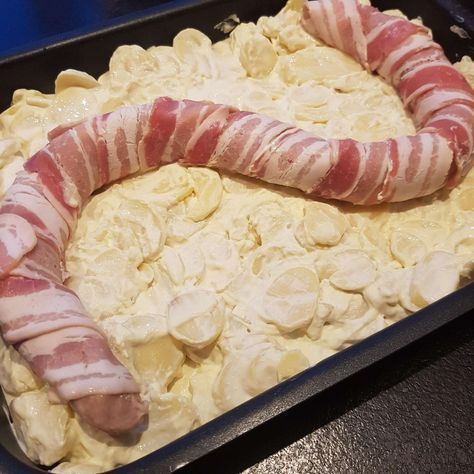 Slange på flødebund – medister i ovn og hjemmelavet flødekartofler med porrer og ost.