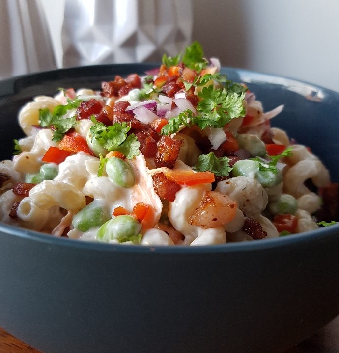 Pikant pasta salat – en børnevenlig pastasalat med bacon.
