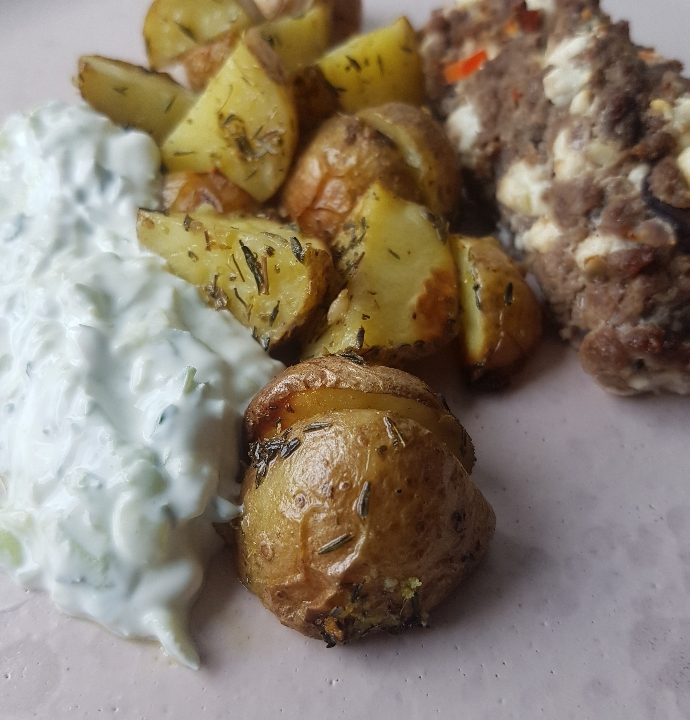 Græske minifarsbrød med kartofler og tzatziki.
