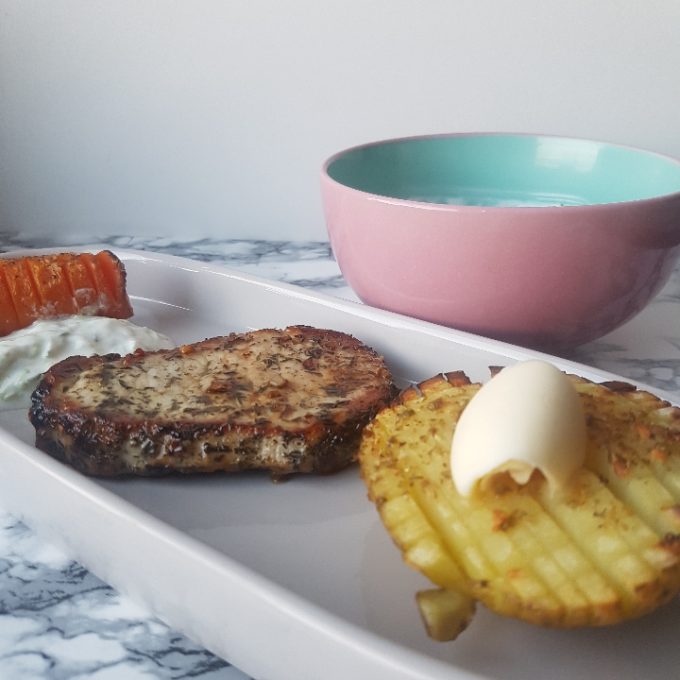 Halvbagte kartofler, tzatziki og hvidløgskoteletter #hashtagmor