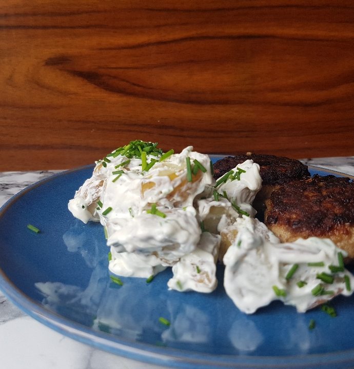 Lækre frikadeller og klassisk kold kartoffelsalat – hjemmelavet kartoffelsalat opskrift.