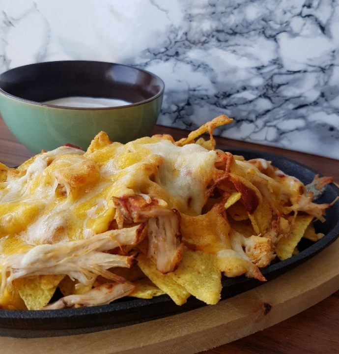 Spicy nachos med pulled chicken og purløgsdip.