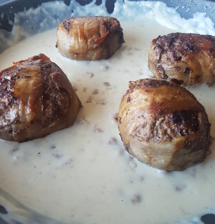 Bøffer i baconsovs og honningglaseret ovnkartofler.