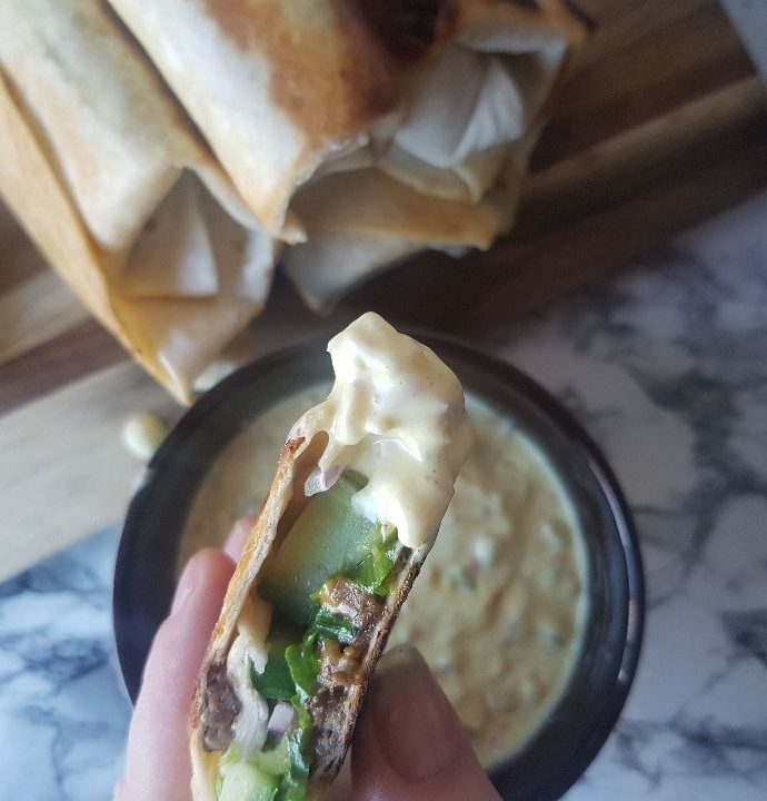 Cheeseburger rolls med big mac dip.