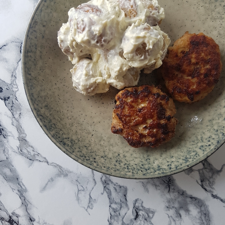 Kartoffelsalat med hvidløgsost og frikadeller #hashtagmor