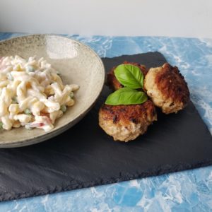 Klassisk cremet pastasalat med frikadeller #hashtagmor