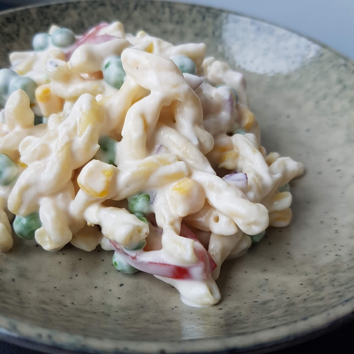 Klassisk cremet pastasalat med frikadeller - sund pastasalat opskrift med dressing.  