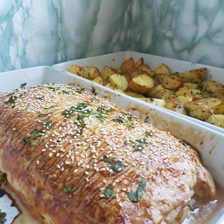 Indbagt græsk farsbrød med lækre ovnbagte kartofler og tzatziki #hashtagmor