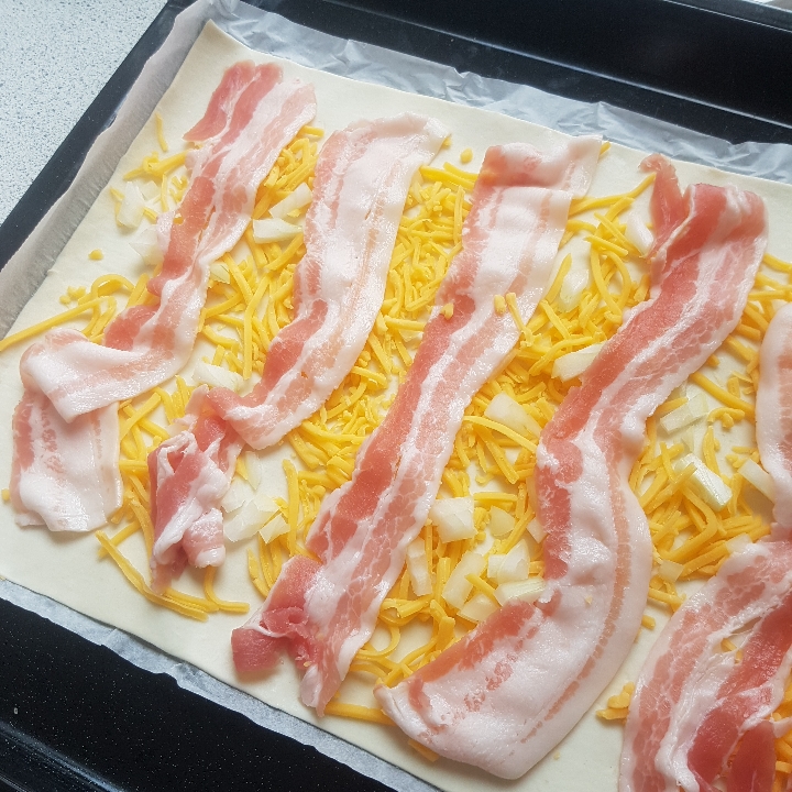 Butterdejspizza med bacon.