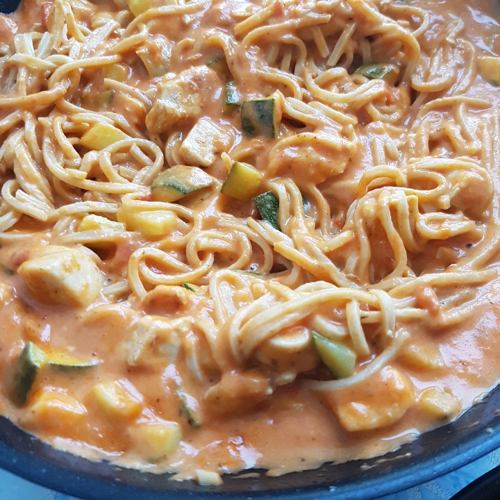 Den lækreste cremet pasta med tomatsovs og kylling.