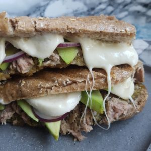 Tun sandwich med smeltet mozzerella og avokado. #hashtagmor