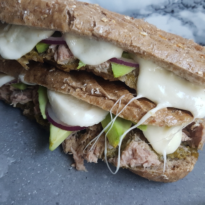Tun sandwich med smeltet mozzerella og avokado. #hashtagmor 