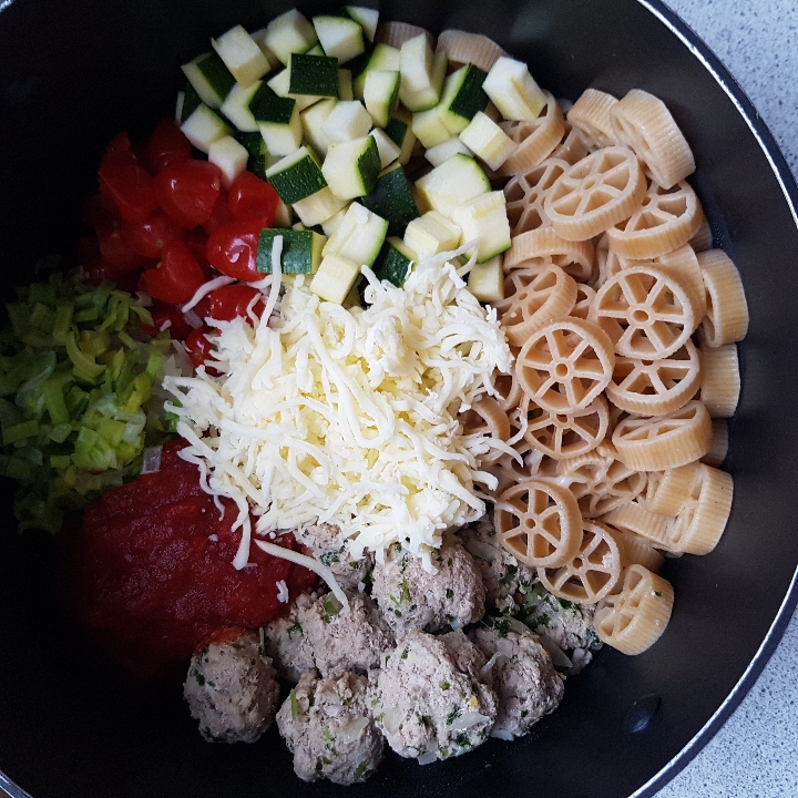One pot pasta med kødboller - nem og lækker børnefavorit. #hashtagmor