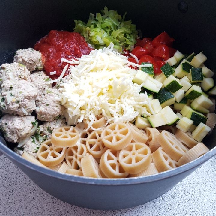 One pot pasta med kødboller - nem og lækker børnefavorit. #hashtagmor
