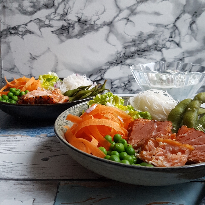 Laksebowl - lækre salater med krydderurtcreme. #hashtagmor (Poke Bowl med laks)