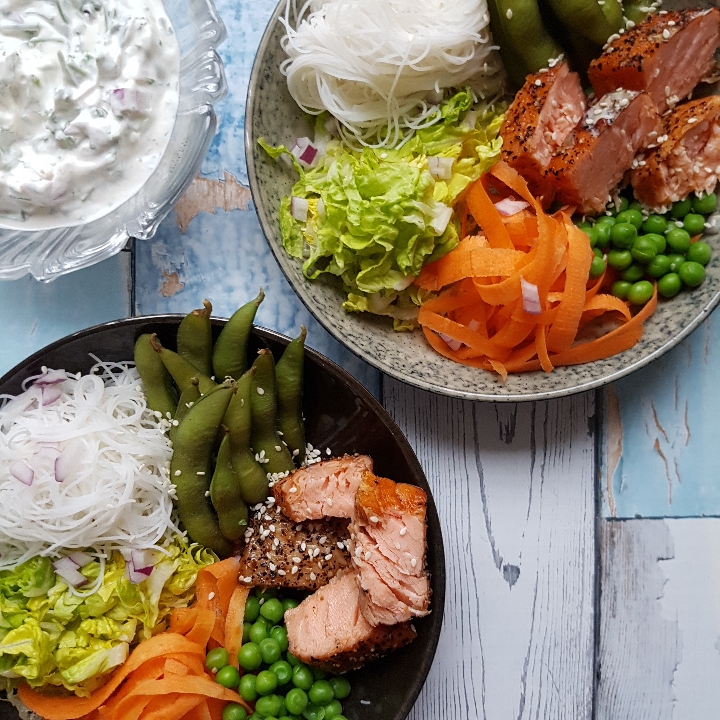 Laksebowl - lækre salater med krydderurtcreme. #hashtagmor (Poke Bowl med laks)
