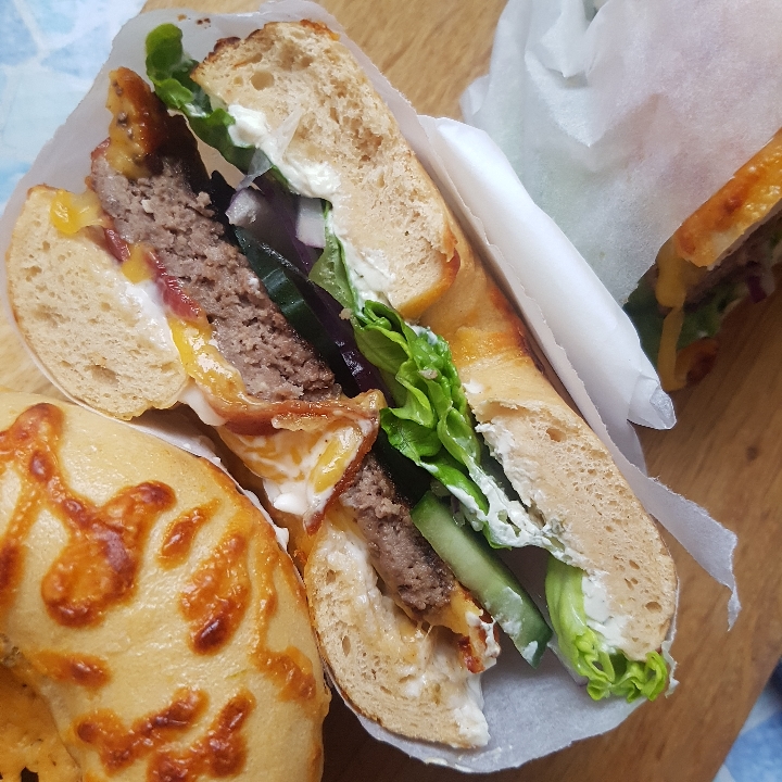 Cheddar/chili bagelburger, nemt og lækkert. #hashtagmor