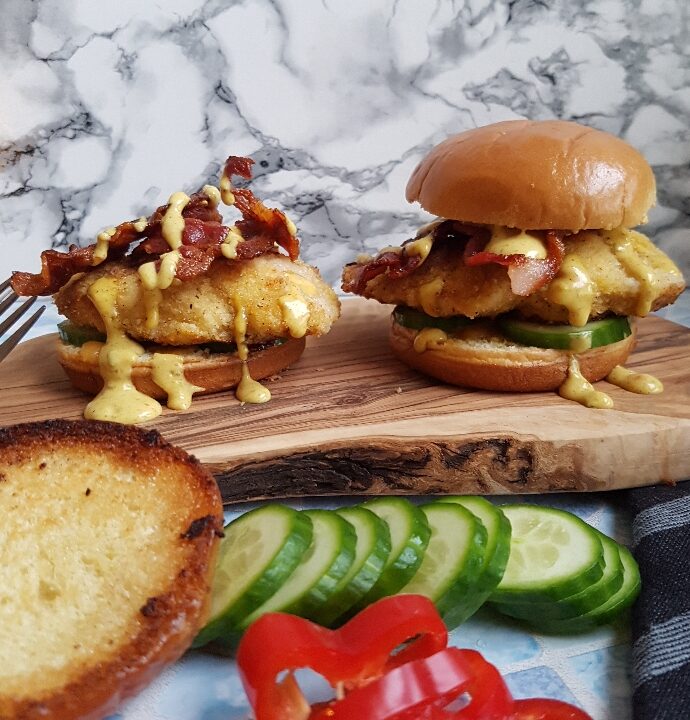 Kyllingburgers med paneret kylling.
