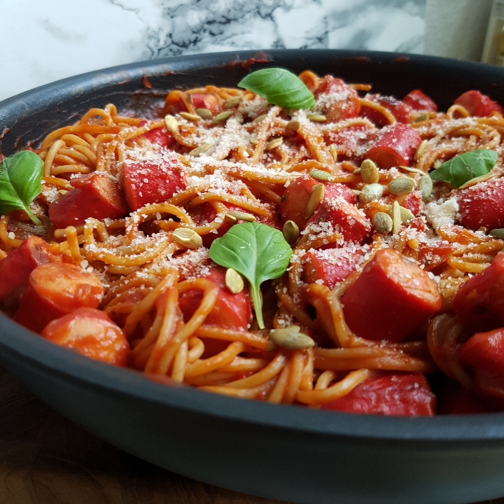 Nem og lækker spaghetti med pølser og tomatsovs - en af mine favorit pølse retter. #hashtagmor