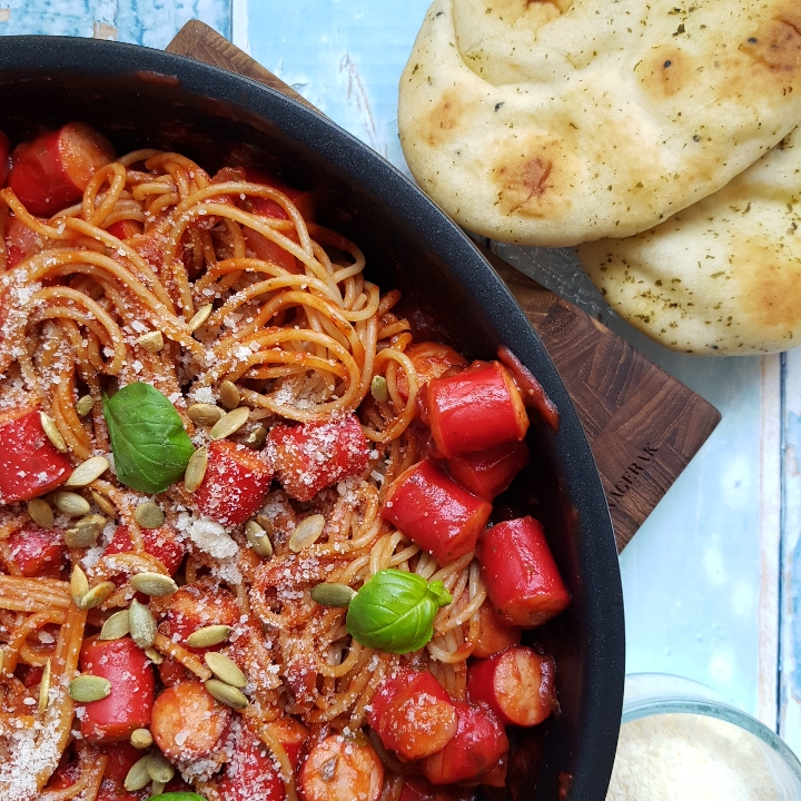 Nem og lækker spaghetti med pølser og tomatsovs. #hashtagmor