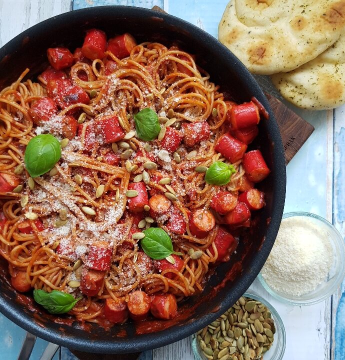Nem og lækker spaghetti med pølser og tomatsovs.