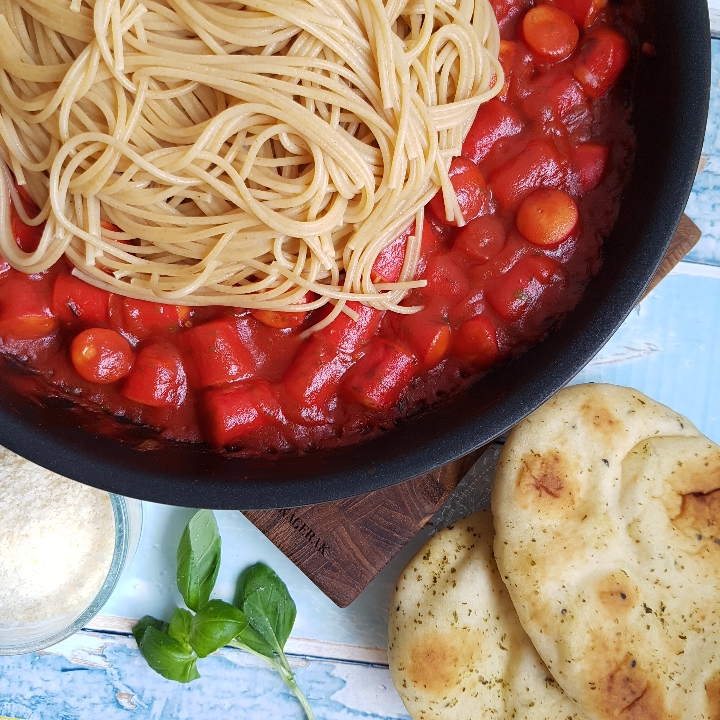 Nem og lækker spaghetti med pølser og tomatsovs - en af mine favorit pølse retter. #hashtagmor