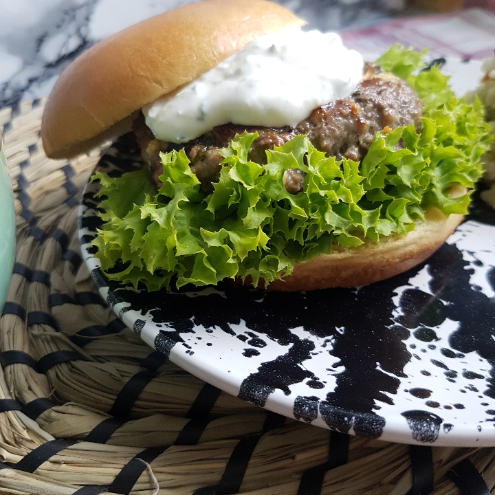 Græsk burger med couscousssalat. Skøn opskrift på burger med et twist. #hashtagmor