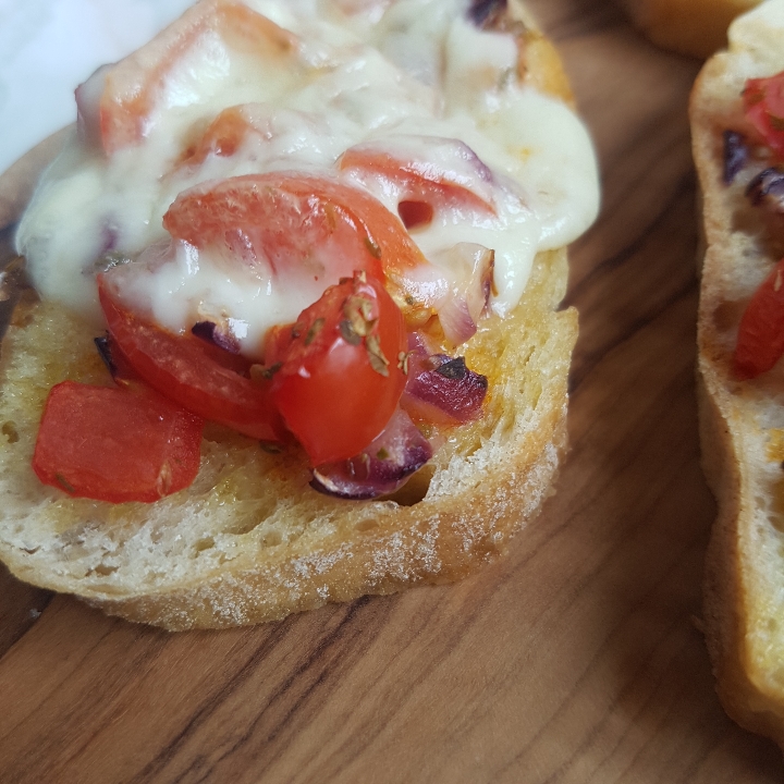 Bruschetta med tomat, hvidløg, rødløg og mozzarella #hashtagmor
