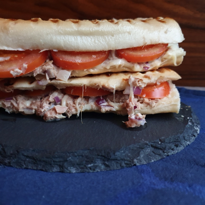 Super skønne tun sandwich med tomat