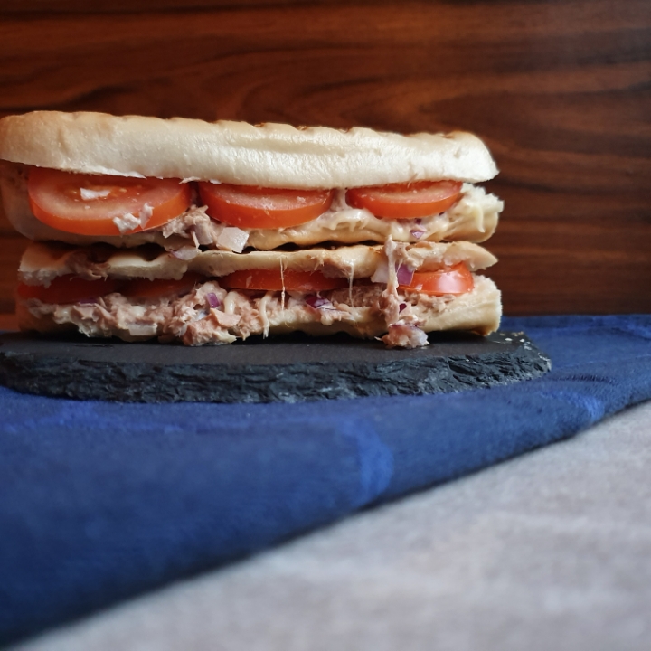 Super skønne tun sandwich med tomat