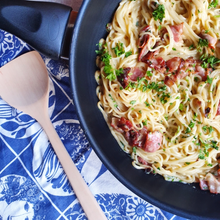 Lækker cremet spaghetti med bacon - en slags pasta carbonara opskrift