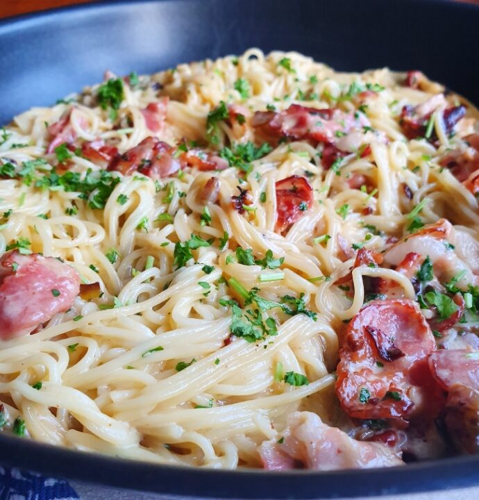 Lækker cremet spaghetti med bacon – en slags pasta carbonara opskrift
