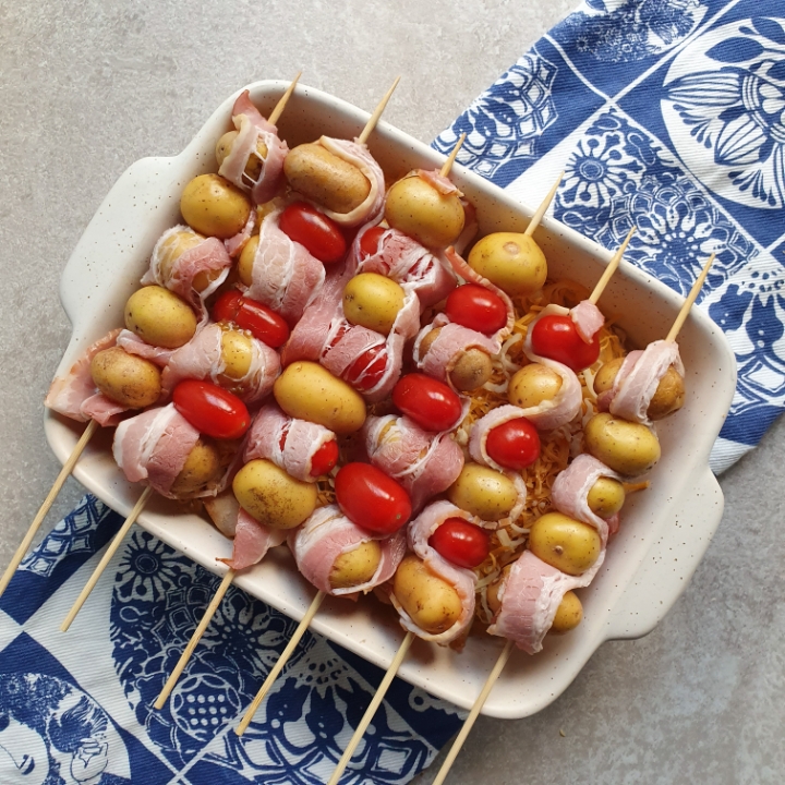Skønne ovnkartofler på spyd med bacon serveret med pulled chicken