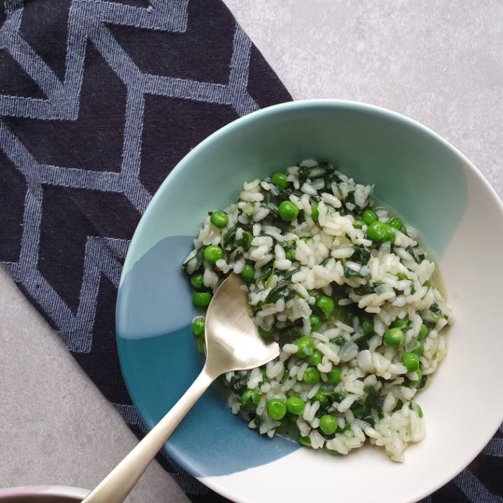 Vegansk risotto opskrift - opskrift med spinat og ærter.