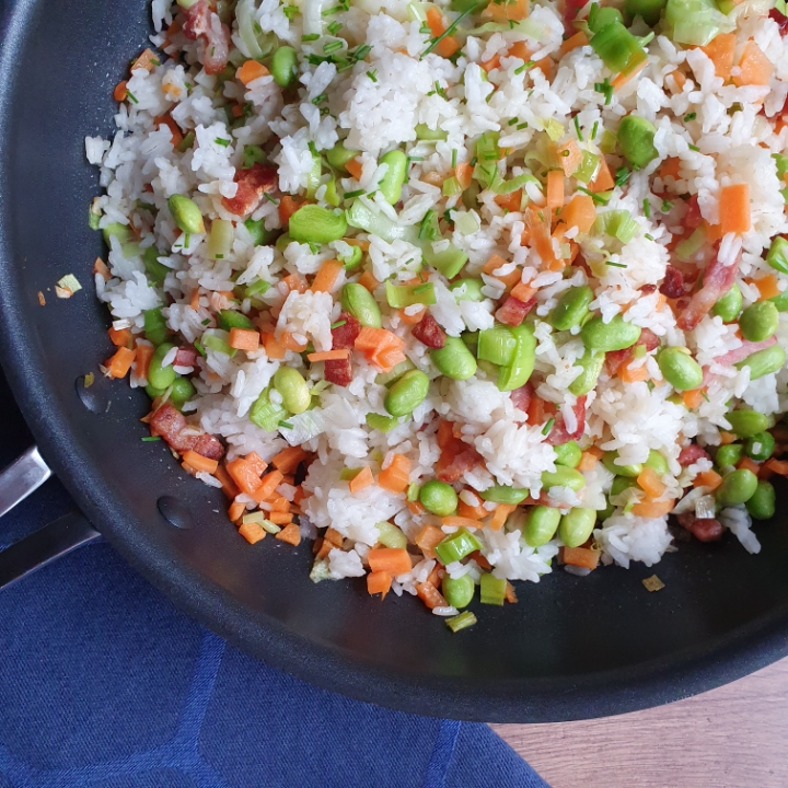 Stegte ris med grøntsager - risret med bacon.