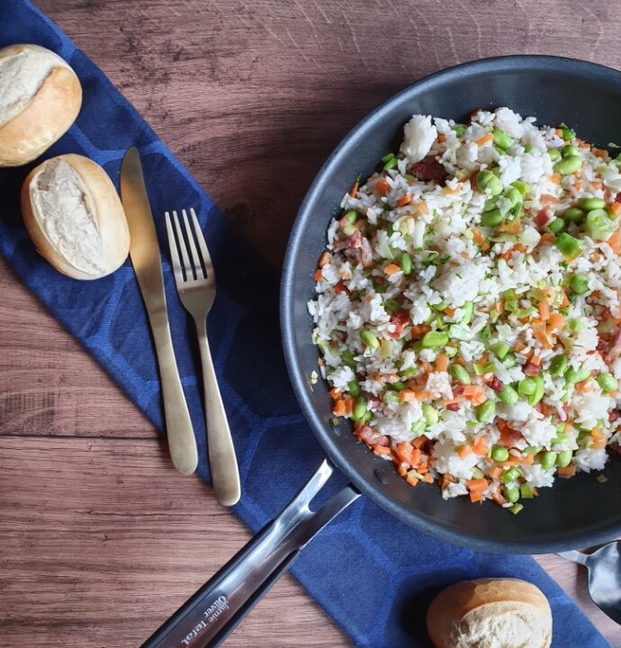 Stegte ris med grøntsager – risret med bacon.