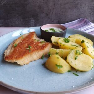 Stegt fiskefilet, kartofler og hjemmelavet persille sovs opskrift - en nem opbagt sovs.