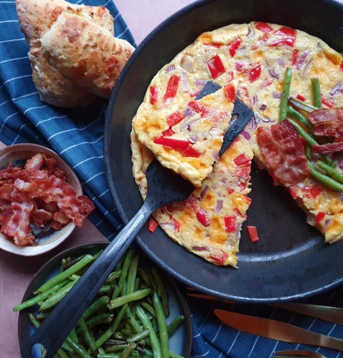 Frittata opskrift med kylling – omelet i ovn med ost, bacon og kylling