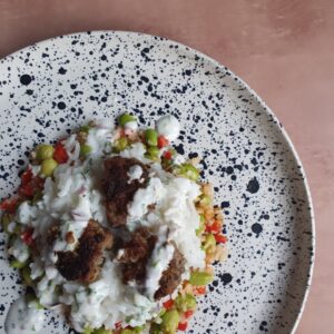 Krydret oksefrikadeller med ris, lyn stegte grøntsager og yoghurt dressing