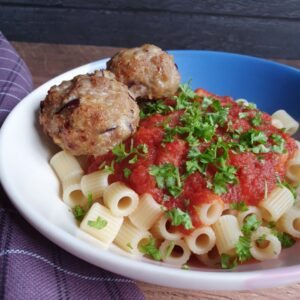 Frikadeller i ovn med hjemmelavet tomatsovs og pasta