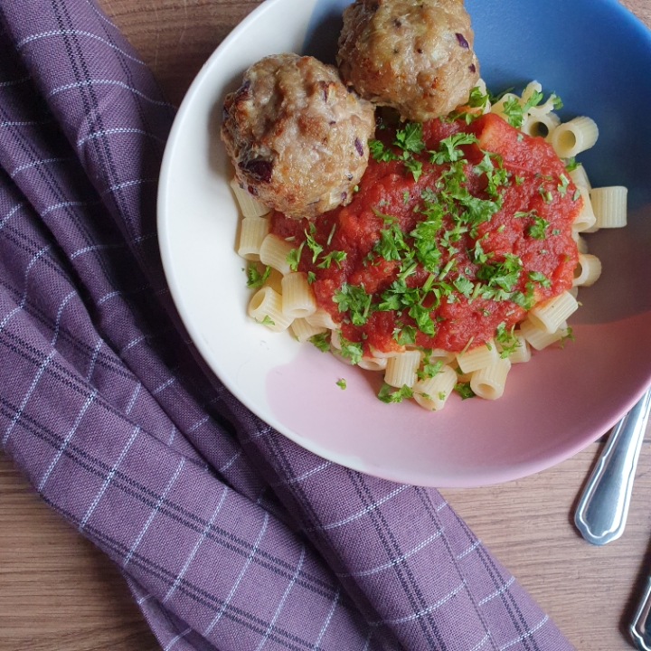 Frikadeller i ovn med hjemmelavet tomatsovs og pasta