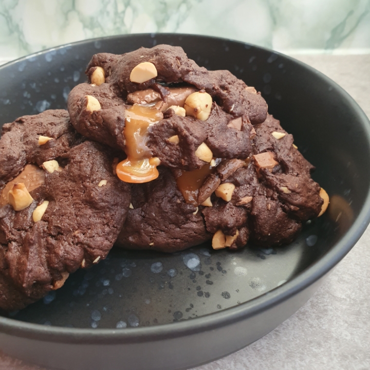 Lækker opskrift på cookies med chokolade, karamel og peanuts