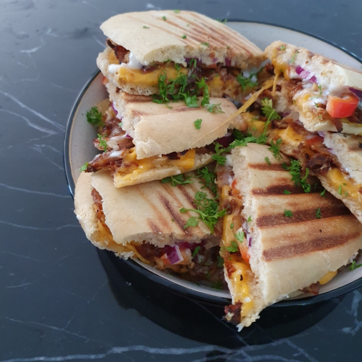 Panini sandwich med cheddarost, aioli og kyllingkebab