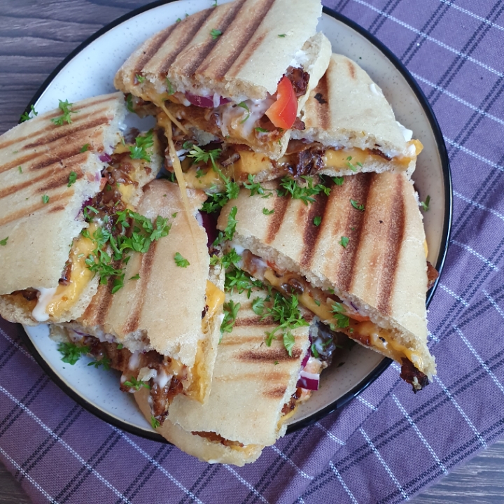 Panini sandwich med cheddarost, aioli og kyllingkebab