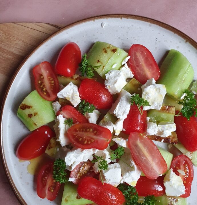 Salat med grillet agurk, tomat og feta – skøn salat til grillmad