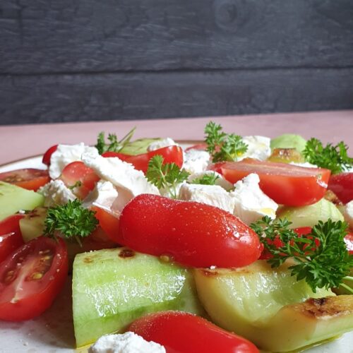 Salat grillet agurk, tomat feta - salat grillmad